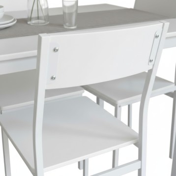 Silla de comedor blanca con respaldo curvado y asiento gris en ambiente de mesa de comedor