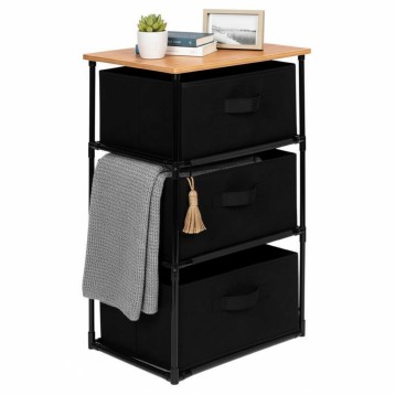 Cajonera con tapa de madera clara y estructura metálica negra con tres cajones negros y manta decorativa