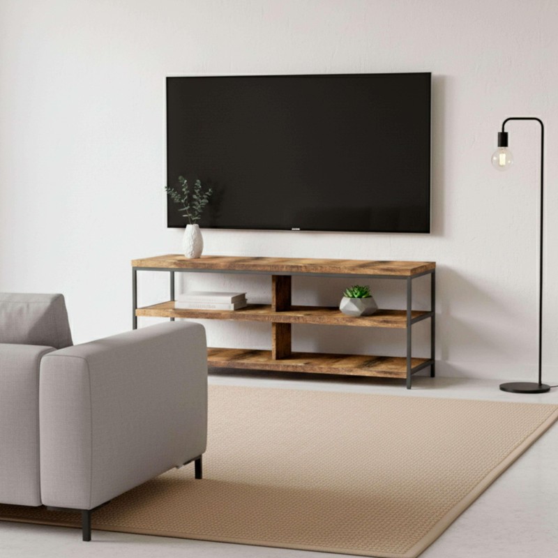 Mueble TV con estructura metálica y tableros de madera rústica con tres estantes abiertos en sala de estar