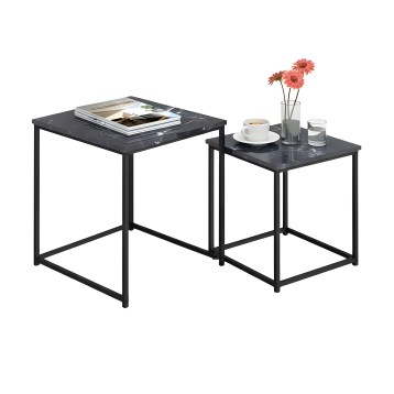 Set de dos mesas auxiliares cuadradas con tablero mármol negro y estructura metálica negra en ambiente decorado
