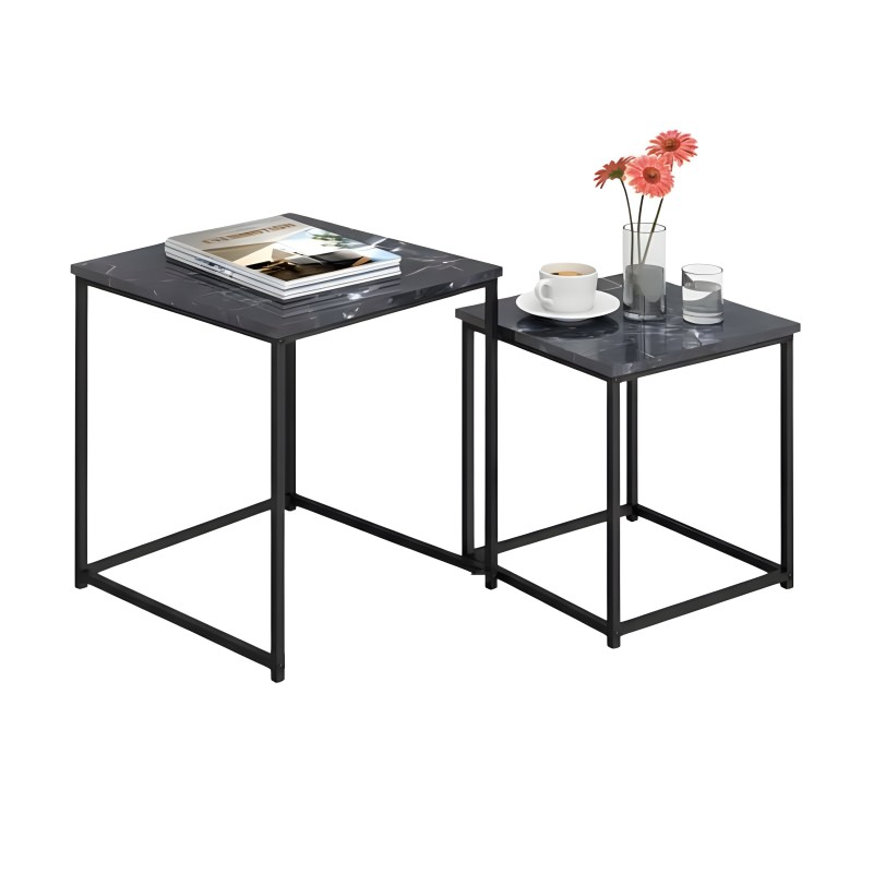 Set de dos mesas auxiliares cuadradas con tablero mármol negro y estructura metálica negra en ambiente decorado