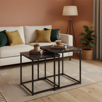 Mesa de centro nido con tableros de mármol negro y estructura metálica en ambiente de salón