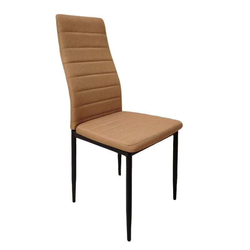 Silla de comedor tapizada en tela color camel con respaldo acolchado y estructura metálica negra