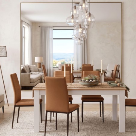 Mesa de comedor blanca con sillas de cuero marrón en ambiente luminoso y moderno