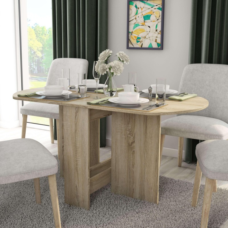 Mesa de comedor ovalada en madera clara con sillas tapizadas en beige en ambiente de salón