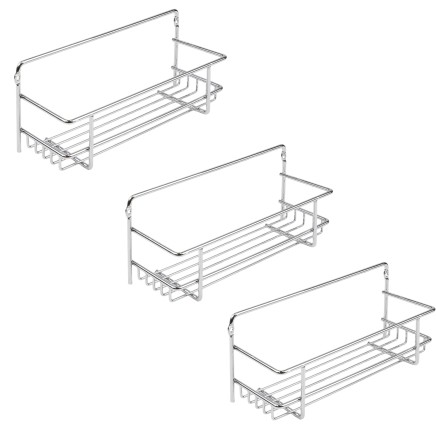 Estantería de metal cromado con tres niveles y ganchos laterales para colgar utensilios de cocina