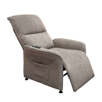 Sillón reclinable tapizado en gris claro con reposapiés extendido y bolsillo lateral funcional