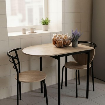 Conjunto de comedor con mesa ovalada madera natural y patas negras y dos sillas de respaldo curvo negro en ambiente de cocina mo