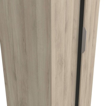 Armario de madera clara con puertas correderas y tirador negro detalle de apertura
