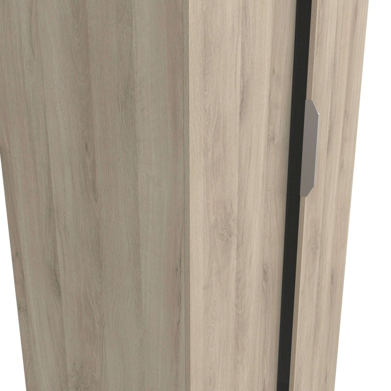 Armario de madera clara con puertas correderas y tirador negro detalle de apertura