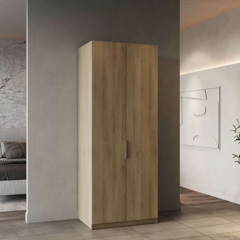 Armario de dos puertas en madera clara y estructura blanca en ambiente de dormitorio moderno