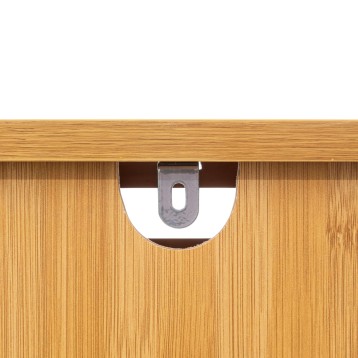 Mueble de madera clara con puerta de tablero acanalado y herraje metálico plateado detalle de tirador