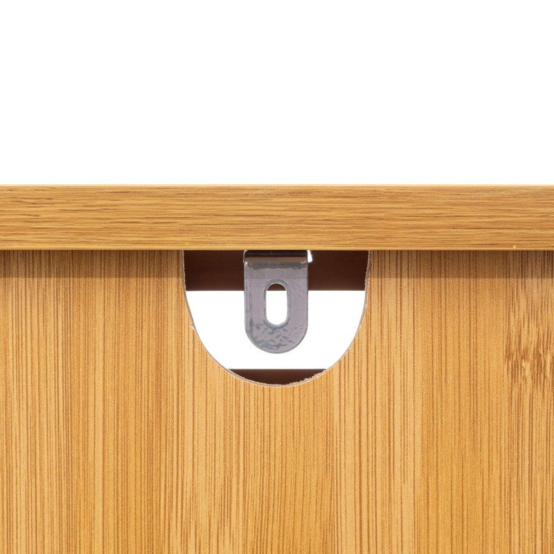 Mueble de madera clara con puerta de tablero acanalado y herraje metálico plateado detalle de tirador