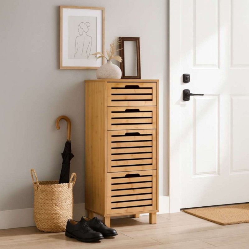Cajonera de madera clara con cuatro cajones de lamas negras y patas de madera en recibidor