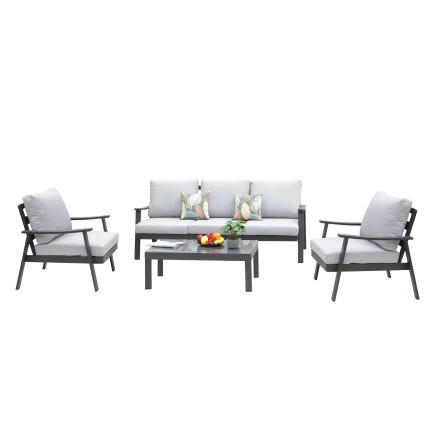 Conjunto de sofá y sillones de jardín con estructura negra y cojines grises y mesa baja