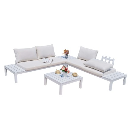 Conjunto de sofá esquinero blanco con cojines beige y mesa de centro baja de madera en ambiente exterior