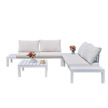 Conjunto de sofá modular blanco con cojines y mesas laterales de aluminio en ambiente de exterior