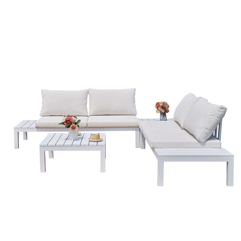 Conjunto de sofá modular blanco con cojines y mesas laterales de aluminio en ambiente de exterior