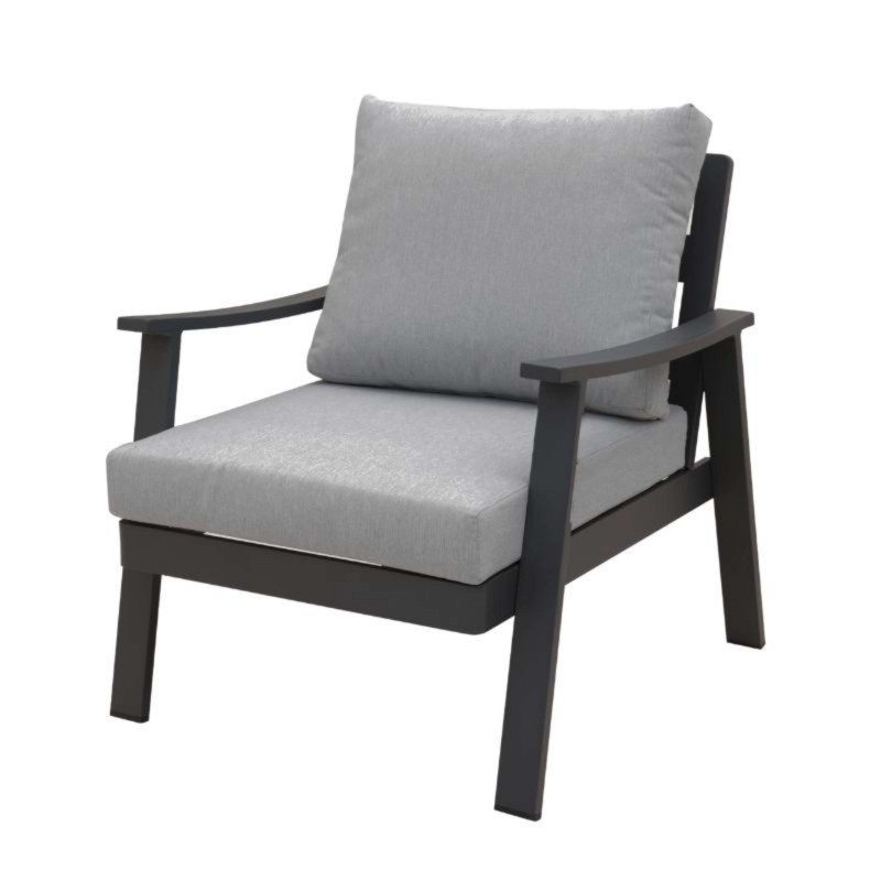 Sillón de madera negra con cojines tapizados en gris claro y respaldo acolchado