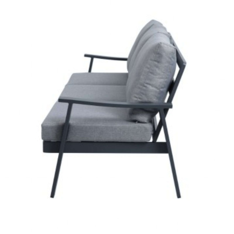 Sillón gris con respaldo acolchado y estructura metálica negra vista lateral