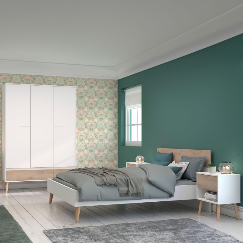 Dormitorio moderno con cama blanca y madera y armario de tres puertas blancas en ambiente con paredes verdes y papel pintado flo