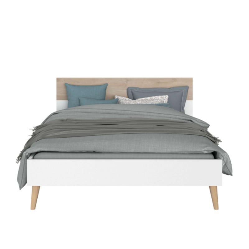 Cama blanca con cabecero tapizado en tonos grises y beige con patas de madera natural y ropa de cama gris y almohadas azules