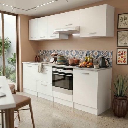 Cocina lineal blanca con muebles superiores e inferiores y encimera gris integrada en ambiente moderno y luminoso