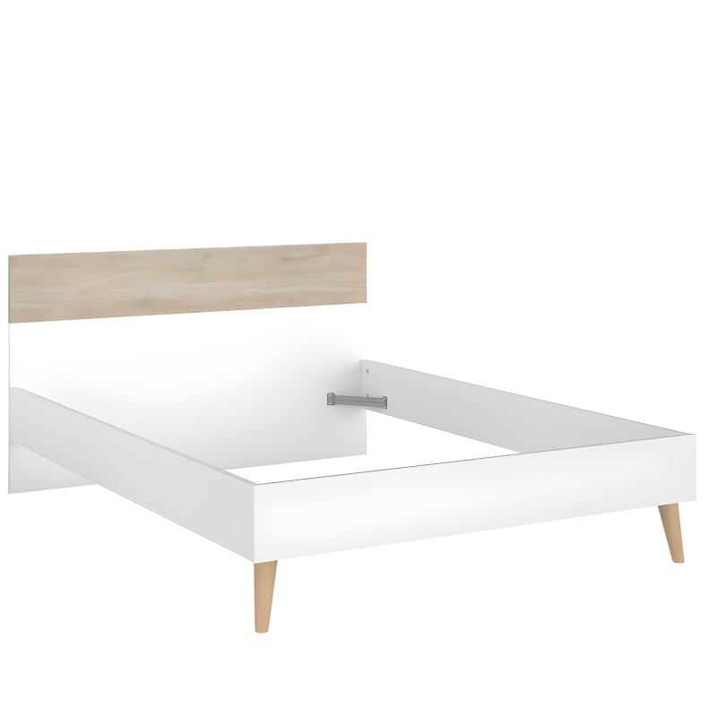 Cama matrimonial blanca con cabecero en madera clara y patas de madera natural estilo nórdico
