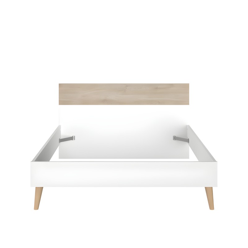 Cama blanca con cabecero de madera natural y patas de madera clara vista frontal