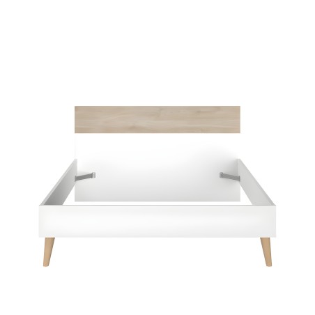 Cama blanca con cabecero de madera natural y patas de madera clara vista frontal