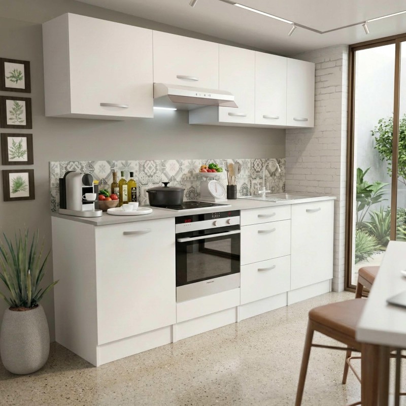 Cocina integral blanca con muebles superiores e inferiores y encimera gris en ambiente moderno