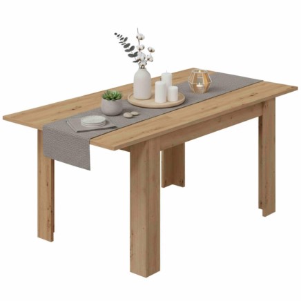 Mesa de comedor rectangular en madera clara con tablero liso y patas macizas decorada con camino de mesa gris y objetos de adorn