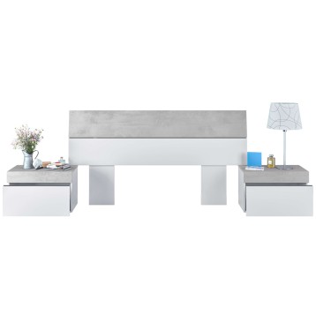 Cama matrimonial con cabecero gris y blanco y dos mesitas de noche a juego en ambiente