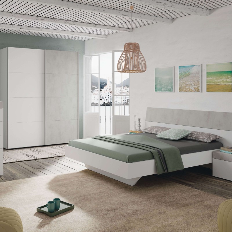 Cama matrimonial blanca y gris con respaldo tapizado en dormitorio moderno con armario blanco y lámpara colgante de ratán