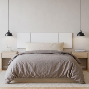 Cama con cabecero tapizado blanco y estructura de madera clara en dormitorio minimalista