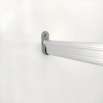 Barra de cortina aluminio color plata con soporte gris montado en pared blanca