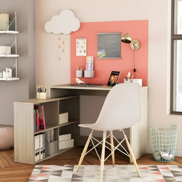 Escritorio moderno con almacenamiento integrado y pared coral decorada con silla blanca y accesorios