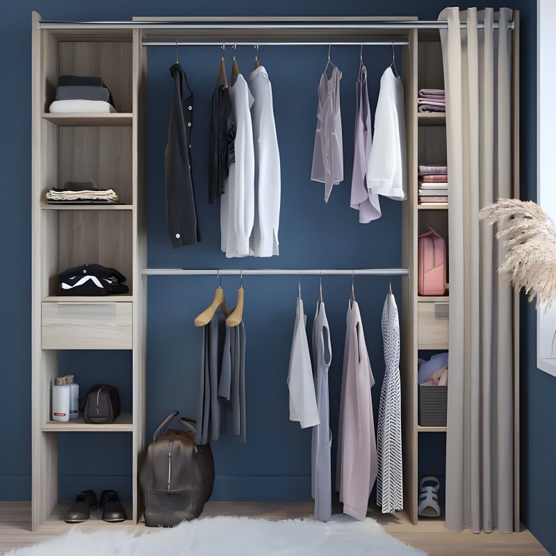 Armario abierto de madera clara con doble barra de colgar y estanterías laterales con ropa blanca y gris organizada contra pared