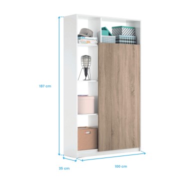 Armario blanco y madera con puerta corredera y estantes abiertos para almacenamiento