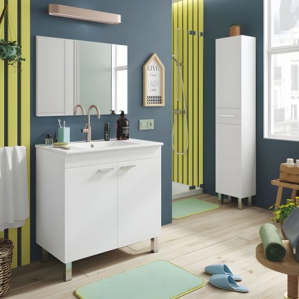 Mueble de baño blanco con lavamanos integrado y dos puertas inferiores en ambiente completo con espejo y mueble columna