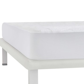 Cama individual con estructura blanca y colchón blanco con almohadas vista lateral