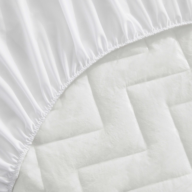 Detalle de edredón acolchado blanco con funda de algodón y costura de ribete