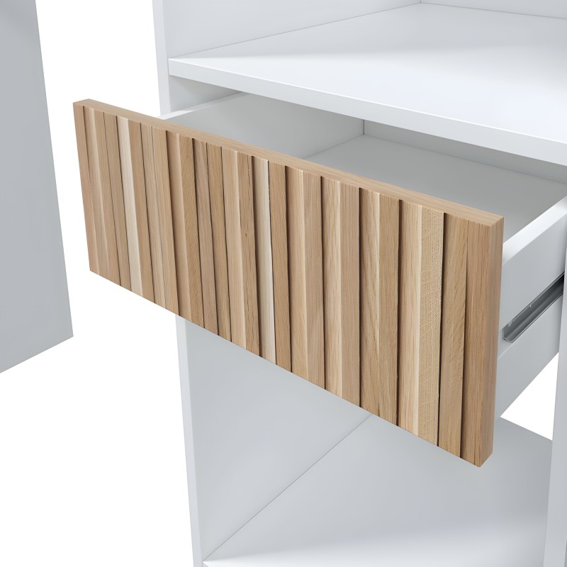 Cajón de madera clara con frentes acanalados integrado en mueble blanco y gris