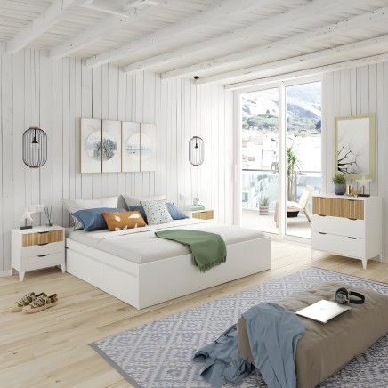 Dormitorio completo con cama blanca y detalles en madera y cómoda mesita de noche a juego en ambiente moderno