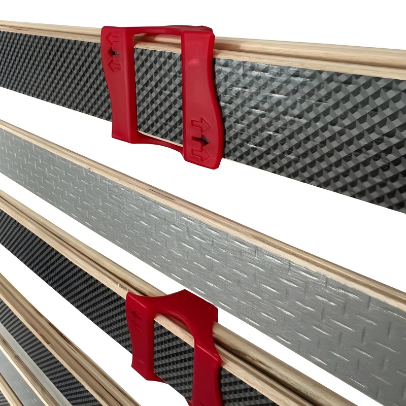 Barrera de cama roja con asas y paneles grises texturizados en estructura de madera natural