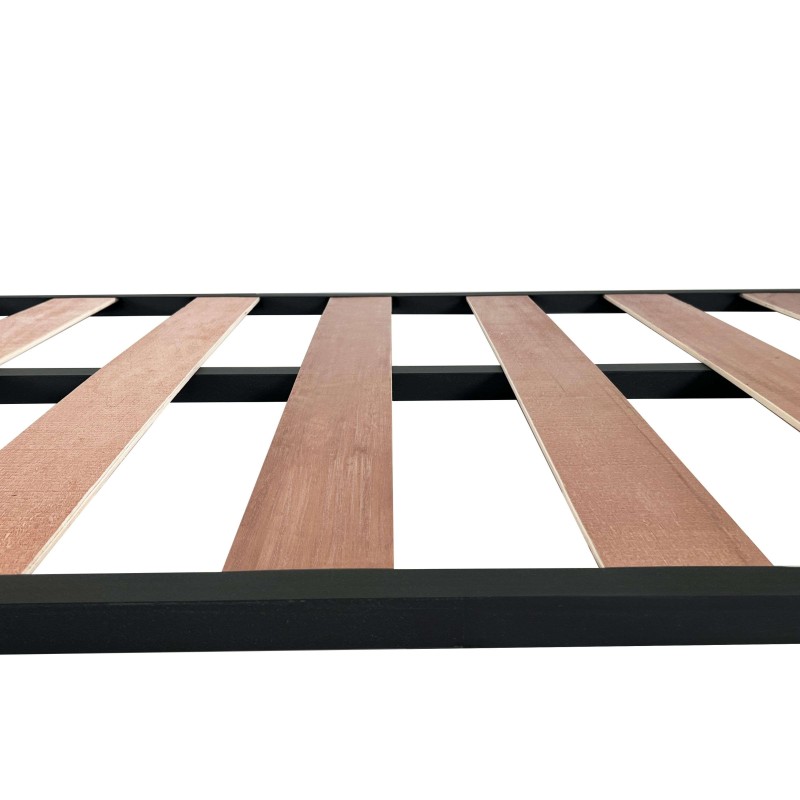 Detalle de base de cama con estructura negra y listones de madera clara entrecruzados