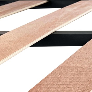 Detalle de estructura de cama con tablillas de madera natural y espacios negros de ventilación