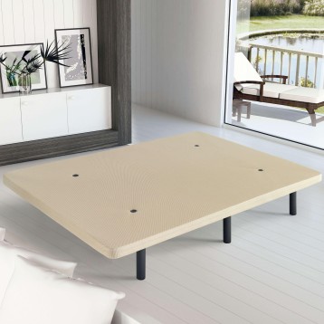 Base tapizada beige con patas metálicas negras en dormitorio moderno con vistas al jardín