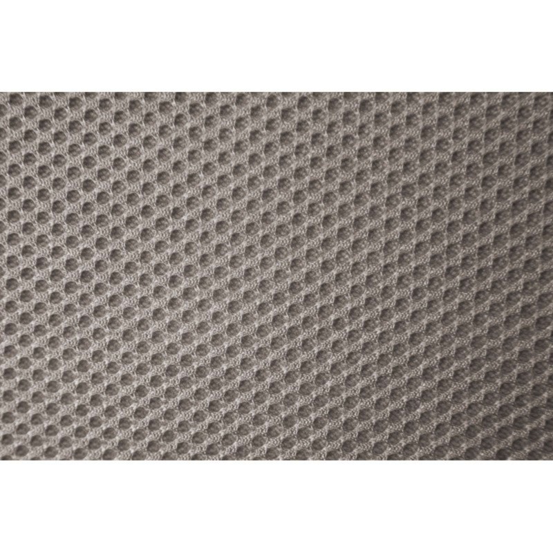 Detalle de tapizado en tela gris con textura de punto y relieve tridimensional