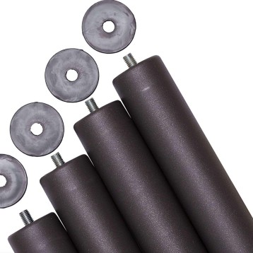 Patas de mueble cilíndricas color negro con ruedas grises de goma y tornillos metálicos vista de detalle